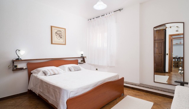 Apartment 'Appartamento Ginepro' with Private Terrace, Wi-Fi and Air Conditioning