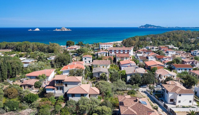 Apartmento a 3-minute walk from the beach.