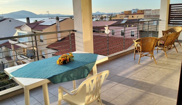 Apartment near the beach and the city with spacious terrace overlooking the sea