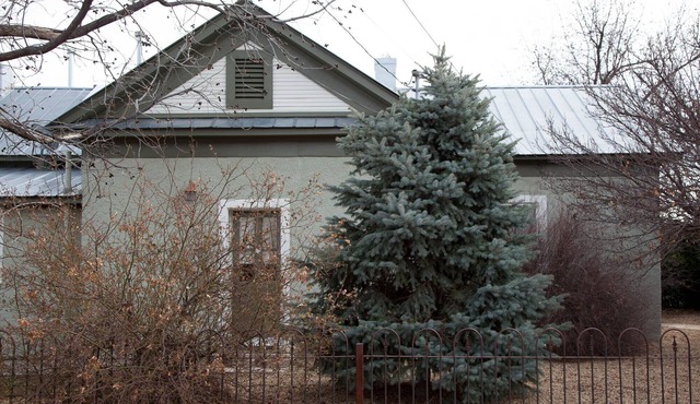 Austinite Marfa: Beautiful Minimalist Adobe, Walk to Downtown in Marfa