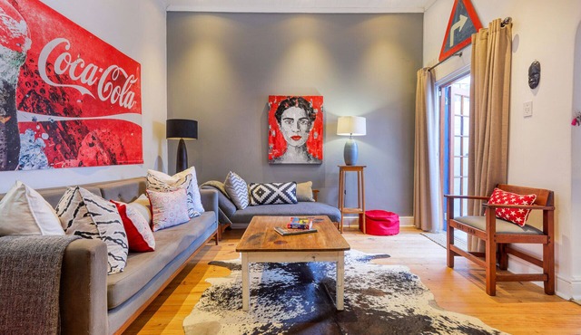 Backup-Powered Modern Art Decor Apartment in walking distance to V&A Waterfront in Cape town