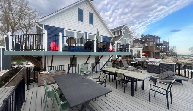 "BEACHNUTS" -SPECTACULAR HOME ON LAKE ERIE ! 5 Bedrooms 12 Beds 4 Full Baths in Oak Harbor