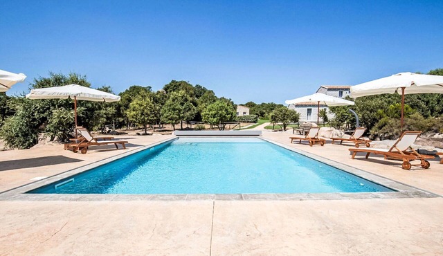 Beautiful apartment in villa for 10 guests with WIFI, A/C, pool, TV, patio and pets allowed