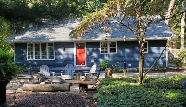 Beautiful Private Cottage, Sleeps 6, Walk to Beach in New Buffalo