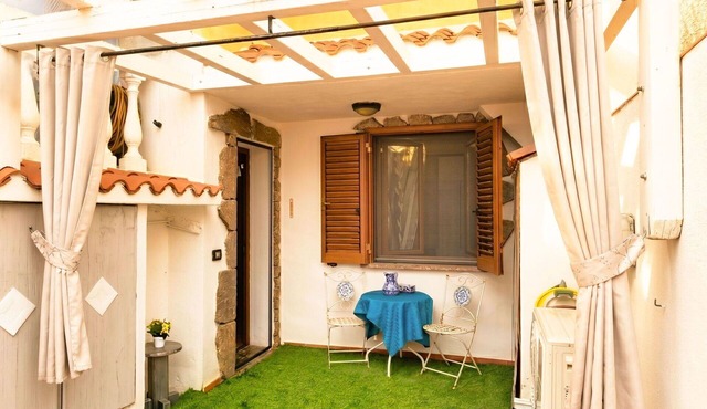 Beautiful private villa for 6 guests with WIFI, A/C, TV and patio