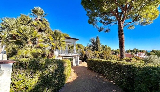 Beautiful villa with sea view terrace and taunus garden