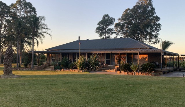 Bella Farm Hunter Valley. Rustic & Elegant Farmhouse with Outdoor Spa. Firepit. in Pokolbin