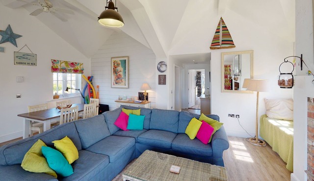 Blue Moon - a beach house that sleeps 5 guests in 2 bedrooms in Filey