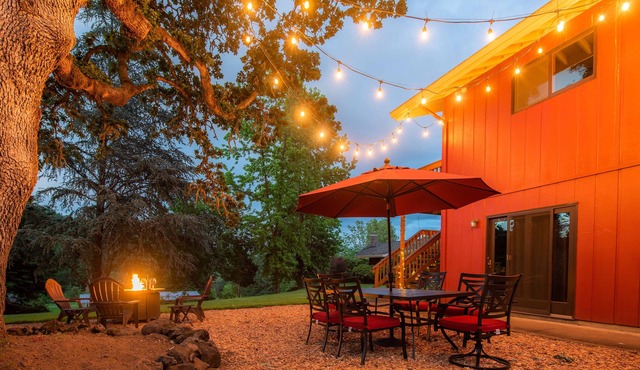 Boutique Stay in Wine Country 2 King Beds, Deck, Fire Table, Near Wineries in McMinnville