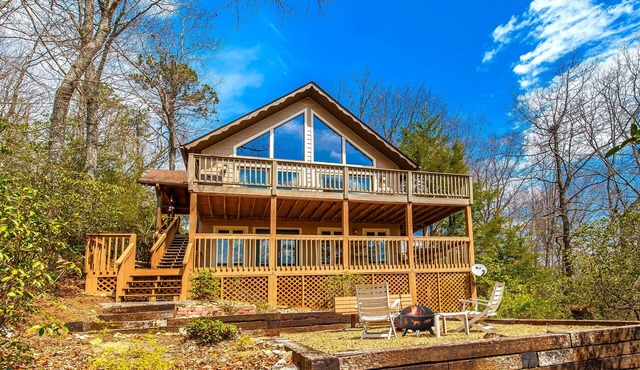 Brevard Cabin - mountain views, lake access, golf, close to hiking & waterfalls in Brevard
