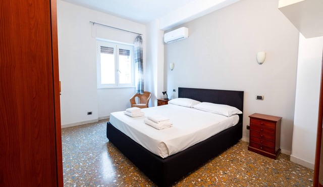 Casa di Cristina - Two Bedroom Apartment, Sleeps 4 in Rome