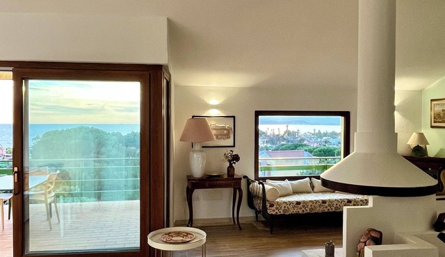 Casa Poetta - 500m from the sea with 180-degree views of sunrise and sunsets.