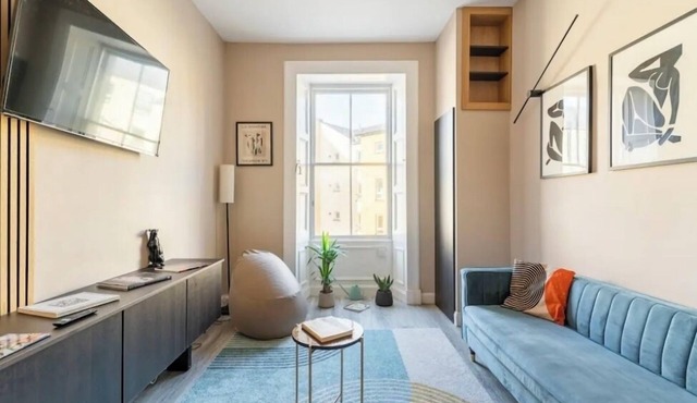 Central, cozy, clean apartment for couples in Edinburgh