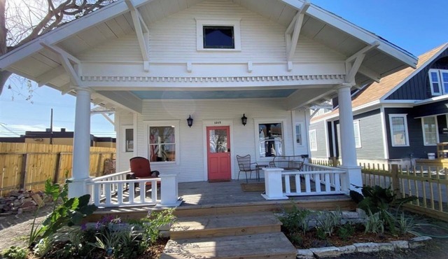 Charming 2 Bedroom House & Rear Apt 1/1 with CC Bay View! in Corpus Christi