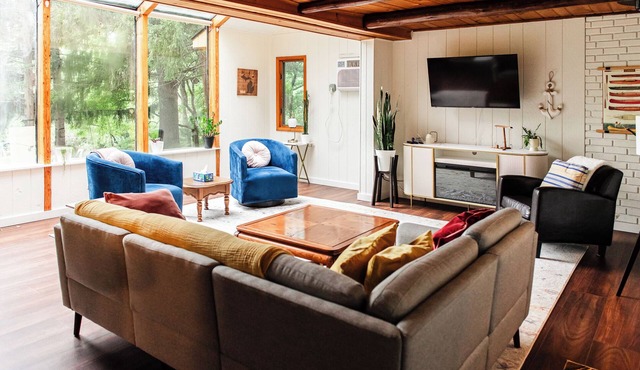 Charming 2-bedroom house with King Bed, Kayaks, Fishing, AC,20 mins to Ann Arbor in Whitmore Lake