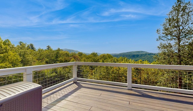 Charming 2 BR home with Stunning Views from outdoor deck in Penrose