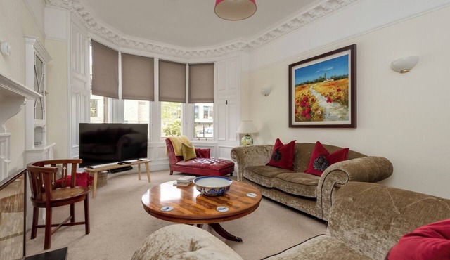 Charming and spacious two-bedroom apartment. Sleeps 4. in Edinburgh