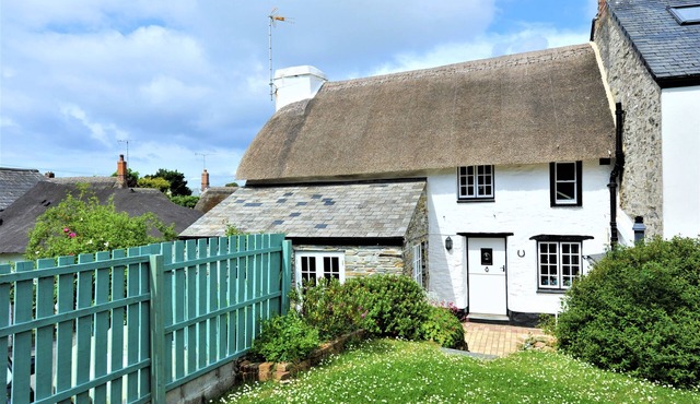 Charming Listed Thatched Cottage with parking and short walk to sandy beach . in Crantock