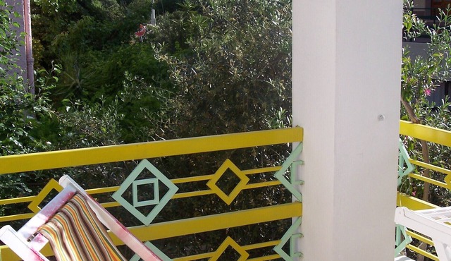 Comfortable apartment, 400 meters from the sea, balcony, in house with garden.