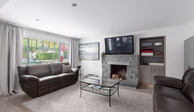 Comfy & Central~Group Getaway~ Entire Home ~Covered Patio~ 5 BDRM 4 BTH w/ A/C in Garibaldi Highlands