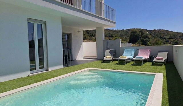Cosy apartment for 4 people with WIFI, A/C, private pool, TV and terrace