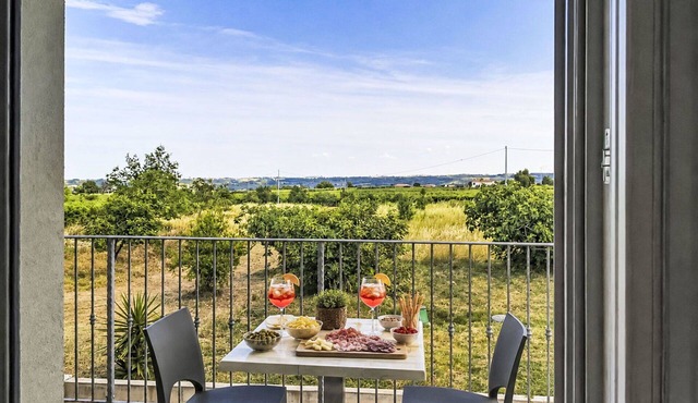 Cosy apartment for 5 guests with WIFI, A/C, TV, balcony, pets allowed and panoramic view