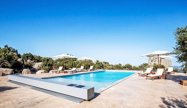 Cosy apartment in villa for 4 guests with WIFI, A/C, pool, TV, patio and pets allowed