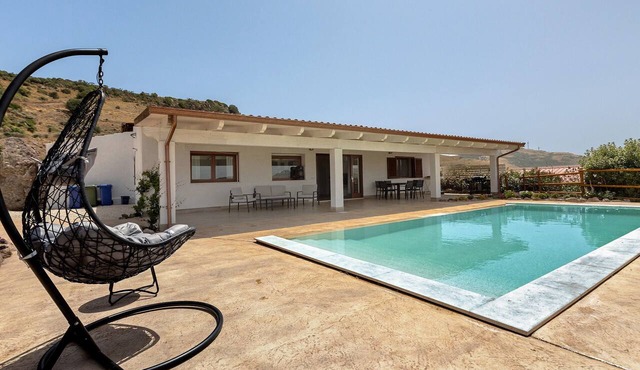 Cottage 'Lorena' with Private Infinity Pool, Panoramic View, Wi-Fi and Air Conditioning