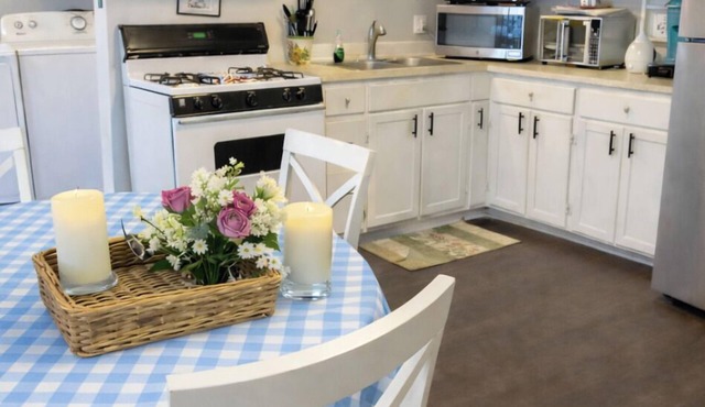 Cozy Downtown Pittston Waterfall Glen 2BR 3 Bd 3 Sofa bed 3 TVs Laundry & Kureg in Pittston
