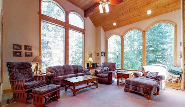 Cozy Mountain Home w/Large Deck & Game Room - Minutes to Shaver Lake Village in Shaver Lake