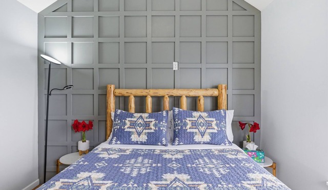 Cozy Queen, Private Bathroom and Entryway in Bend