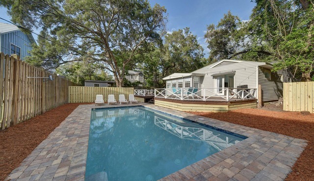 Cute Beach House w/Heated Pool Sleeps 10 walk to beach in St Simons Island