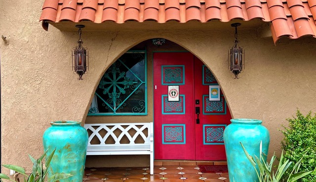 Disney's "Casa de Encanto" - Short Walk to Disney with Central A/C, Pool & Spa! in Anaheim