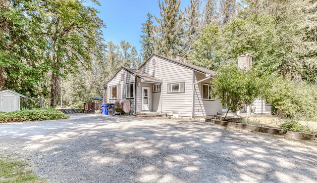 Dog-Friendly Riverfront Retreat with Private Hot Tub, Firepit & Free WiFi in Molalla