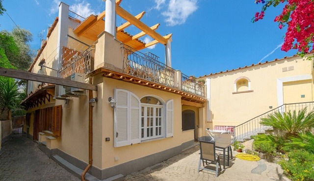 Domus Aenaria - Spacious Villa - Prime location close to beaches and shops