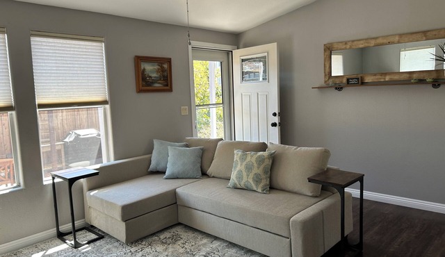 Eastside Costa Mesa, close to Disneyland, beaches. 1.5 miles to JWA airport. in Costa Mesa