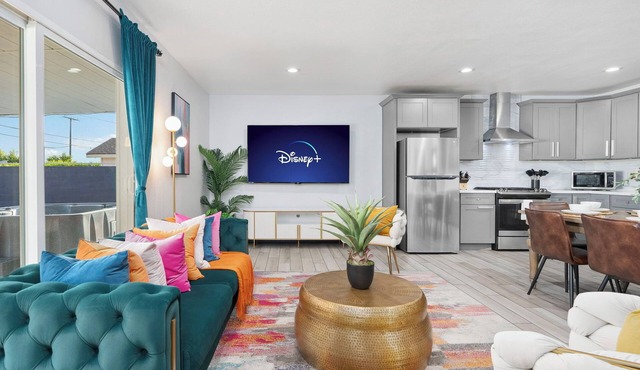 Enchanted Pixie Hideaway w/Game Room Hot Tub in Anaheim