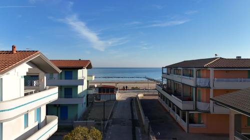 Fano, trilocale con terrazzino a 30mt dal mare - F006