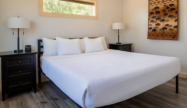 Fantastic Sunsets & the Best Views! Gorgeous Room w/Outdoor Pool & Free Parking in Boardman