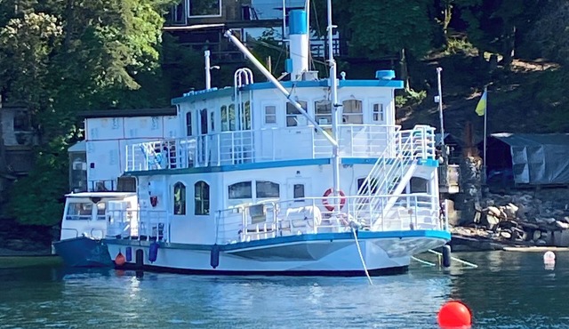 "Flagship 1" Live-Aboard BNB: Paddle Boards, Kayaks, Dinghy, Crabbing, and More in Willis Point