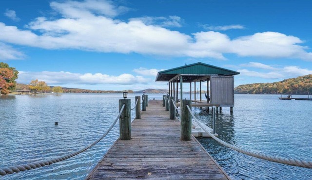 Flat access - covered boat slip with dock-two car garage - year round water in Spring City