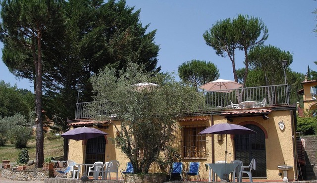 Flat in San Donato, Chianti, Tennis court,pool,barbecue,village walk distance,R2 in Toscana