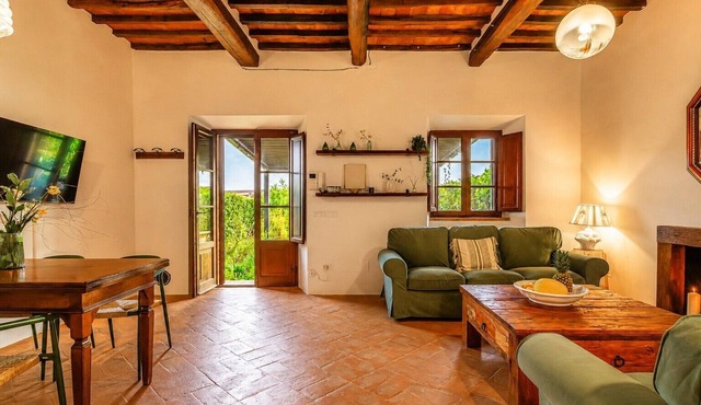 Fratta Anguria Family spacious 2 bedroom apt near Cortona, shared pool, garden in Fratta Santa Caterina