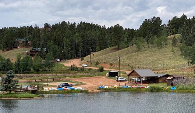 *Gorgeous 3bdrm Cabin Sleeps 12 on a Private Lake* in Divide