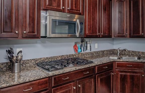 Great Location with 2 King beds 2 queen beds in Lorton