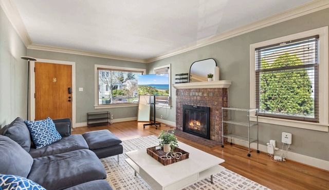 Green Lake 2B Upper Unit with parking in Seattle