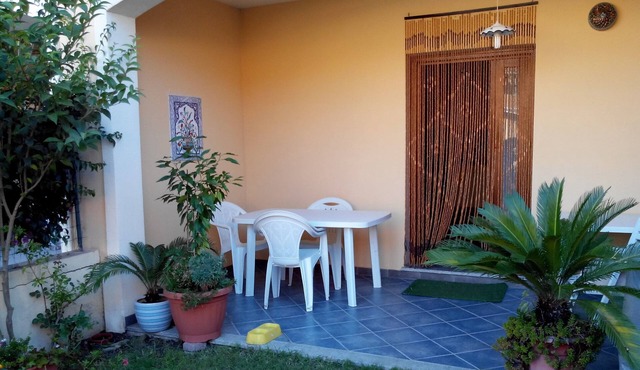 Ground floor house with two small gardens and covered veranda