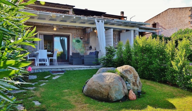 Ground floor villa with green patio 200 meters from the beach WiFi