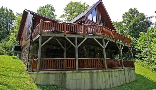 Group Spacious Cabin with Hot-Tub and Picnic Areas in Ohio in Rockbridge