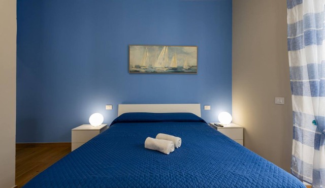 GuestHost - Cozy Balcony Apartment for 2 near the Sea
